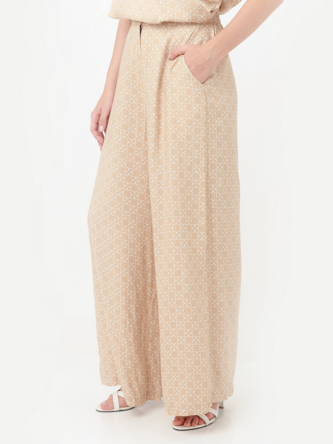 Beige_Geometric_Print_Flared_Trouser_L00626_3